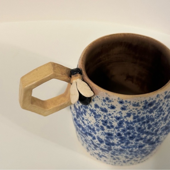 BEE - handmade stoneware mug - Picture 2 of 7